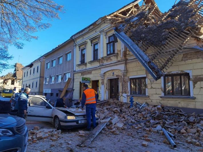 HORVÁT FÖLDRENGÉS ÁLDOZATAINAK SEGÍTSÉG A MAGYAR ROTARY-TÓL